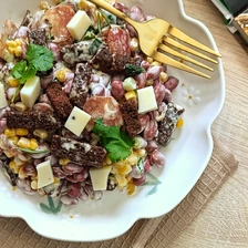 Салат для большой компании с фасолью и сухариками
